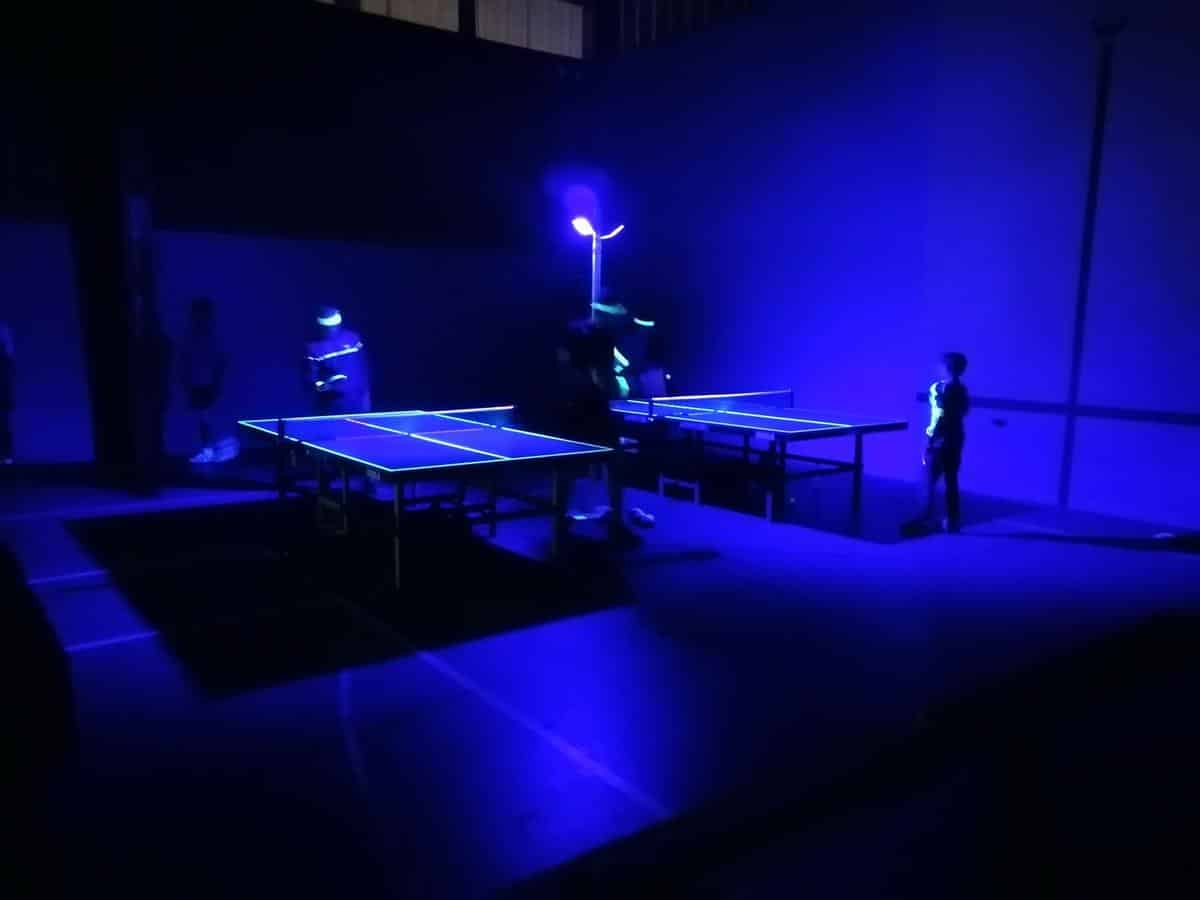 mees a la decouverte du dark ping ou le tennis de table dans le noir